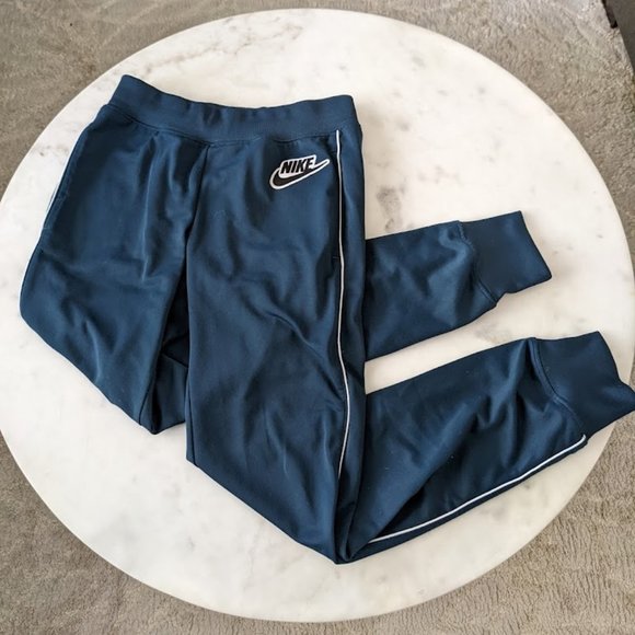 nike tracksuit white stripe